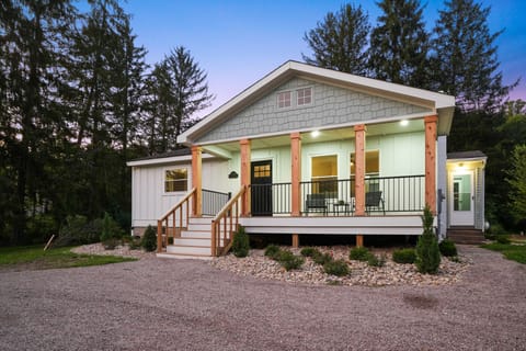 Step onto the inviting front porch of your Hocking Hills retreat, The Bend at Goosecreek. With cozy seating, modern design, and peaceful wooded surroundings, this cabin is your gateway to comfort, nature, and lasting memories.