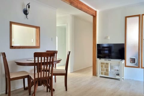 There`s a handy kitchen window that allows you to pass the food through.