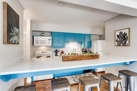 Ample bar style seeing at the quart passthrough counter. 