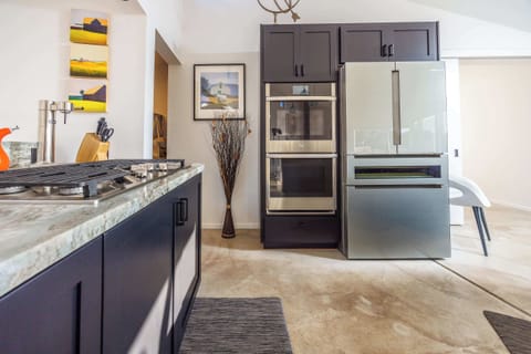 Beautiful full kitchen with granite counters