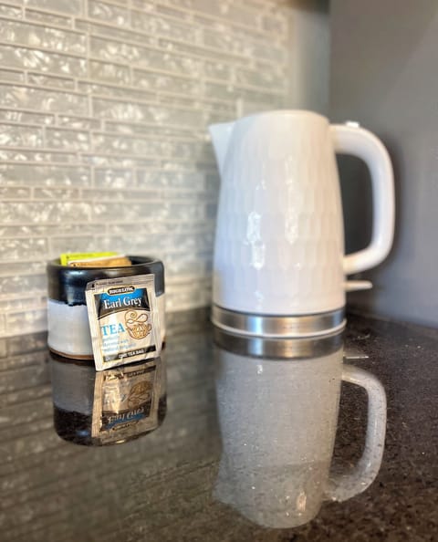 Tea drinker? Oatmeal lover? This sleek kettle has you covered!