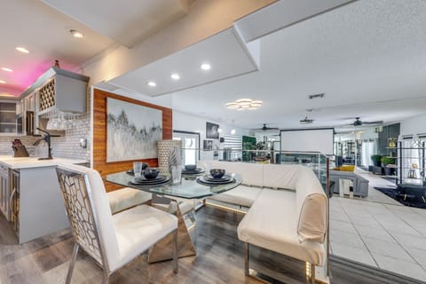 Dining Area | Dishware/Flatware Provided