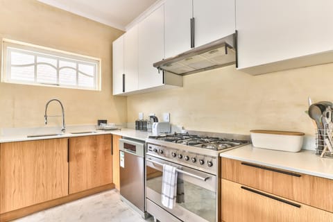 6 bedroom House in Mowbray (22723)