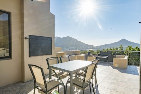 Elegant Villa Escape in Hout Bay – Views & Pool (27769)