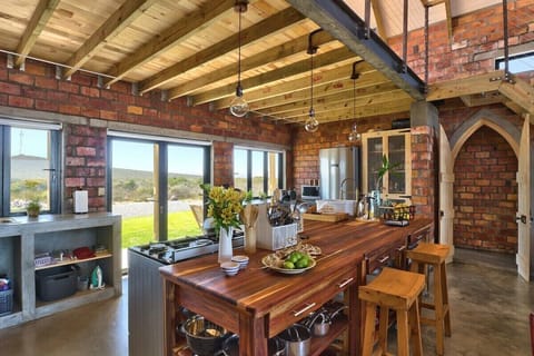 Skye Coastal House Beachfront living (7271)