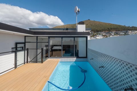 Metropole Green Point: Chic 2nd Floor Room (24108)