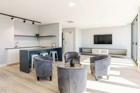 1onAlbert 2-Bed Apartment with Parking (21722)