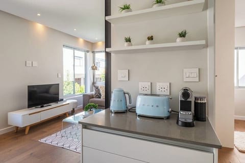 Bantry Bay 2-Bedroom Retreat with Mountain Views (22522)