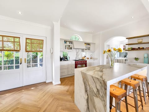 Hout Bay Family Home Pool, Sauna & Mountain Views (25091)