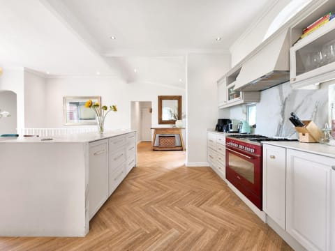 Hout Bay Family Home Pool, Sauna & Mountain Views (25093)