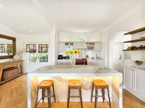 Hout Bay Family Home Pool, Sauna & Mountain Views (25092)