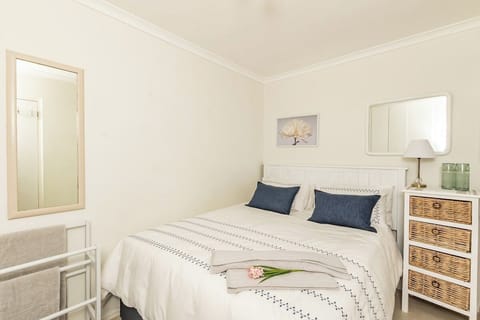 Suburban bliss with Wifi and plunge pool (1464)