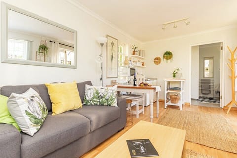 Suburban bliss with Wifi and plunge pool (1472)