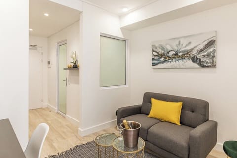 2-Bedroom with Pool, Gym & Parking (21725)