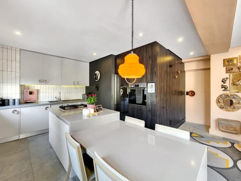 Sea Point 2-Bed Designer Pad with Rooftop Pool (27739)