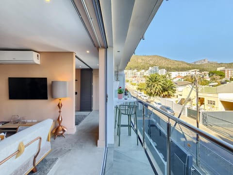 Sea Point 2-Bed Designer Pad with Rooftop Pool (27735)