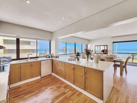 Seaside Apartment with Promenade views. (11819)