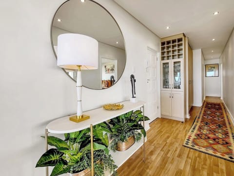 Seaside Apartment with Promenade views. (11818)