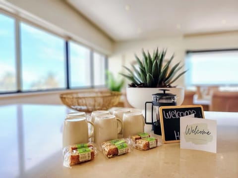 Seaside Apartment with Promenade views. (11823)