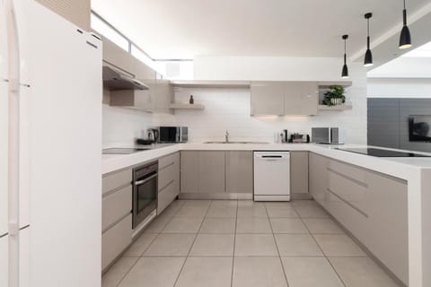 Metropole Shared Space With Private Room (23219)