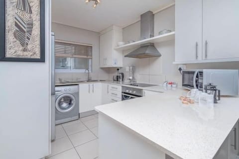 Coastal Escape with Stunning Mountain Backdrop (10406)