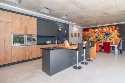 6-Bedroom Getaway with Pool in Table View (11079)