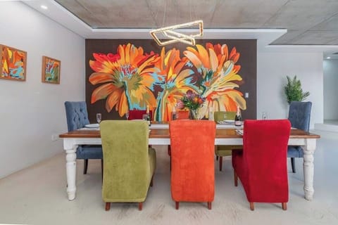 6-Bedroom Getaway with Pool in Table View (11095)