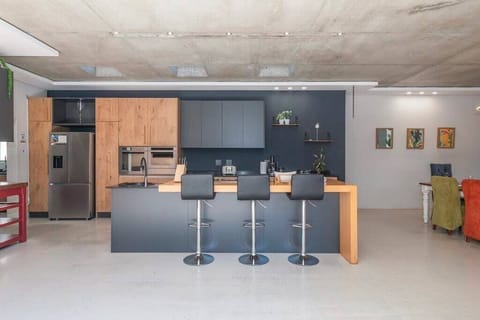 6-Bedroom Getaway with Pool in Table View (11078)