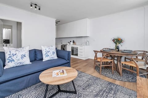 Rooftop with breathtaking views of Table Mountain. (12593)