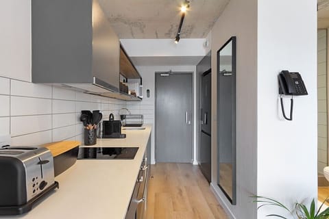 Rooftop pool, Couples promenade retreat-Wifi- NEW (14192)