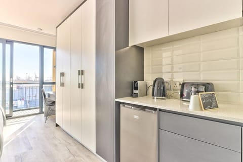 Work desk , fast Wi-Fi Mnt Views in Woodstock (21803)