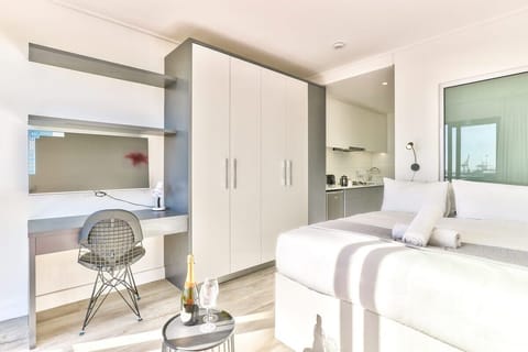 Work desk , fast Wi-Fi Mnt Views in Woodstock (21800)