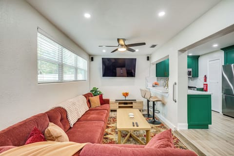Family Room | Breakfast Bar