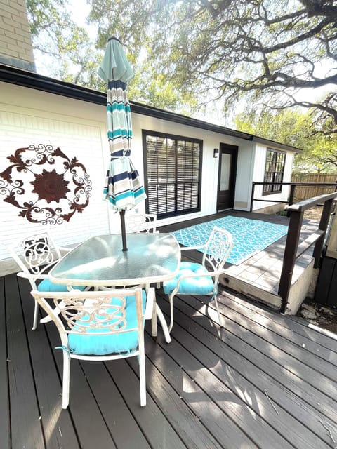 With cozy seating & cheerful colors,  it’s made for laid-back outdoor living.