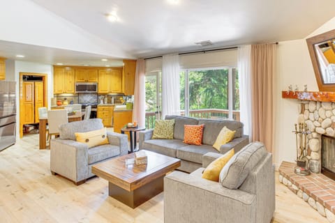 Living Room | Main Level | Queen Sleeper Sofa | Smart TV | Free WiFi | Heat, A/C