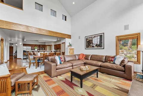 Living room: Gas fireplace, Smart TV, radiant heat, no A/C