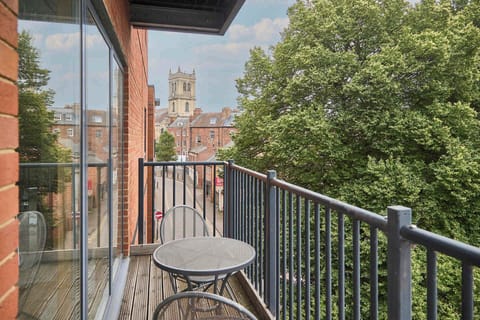 Newport House Apartment, Worcester - Host & Stay
