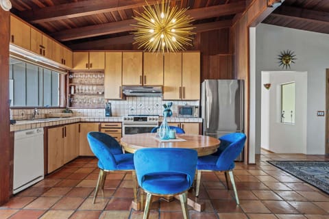 Fully equipped kitchen with a dining table for 4 and an ocean view