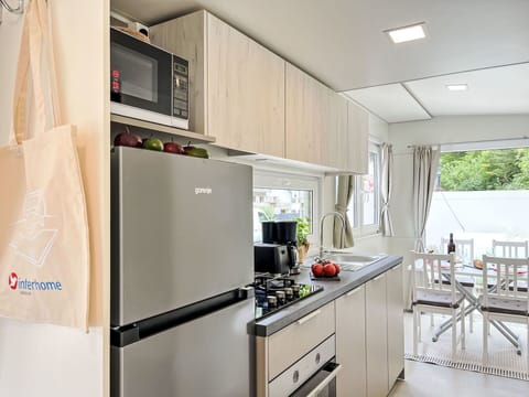 Major Appliance, Kitchen Appliance, Kitchen, Interior Design, Flooring, Home Appliance, Furniture, Floor, Countertop, Room