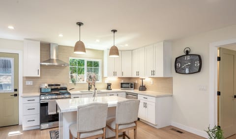 Open kitchen layout with dinning area, perfect for cooking and entertaining.