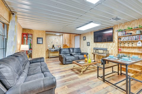 Texarkana Vacation Rental | 2BR | 1BA | 1,100 Sq Ft | 5 Steps to Enter