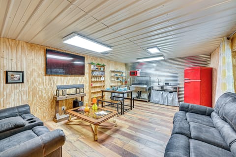 Living Room | Free WiFi | Central Heating & A/C | Smart TV | Level 1