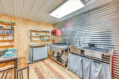 Kitchenette | Trash Bags/Paper Towels | Level 1