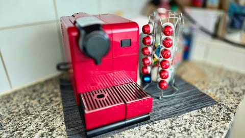 Cozinha compartilhada com área de alimentação.- Máquina de café