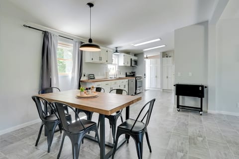 Dining Table | Dishware/Flatware