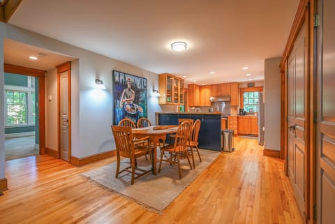 Dining area with seating for 6
