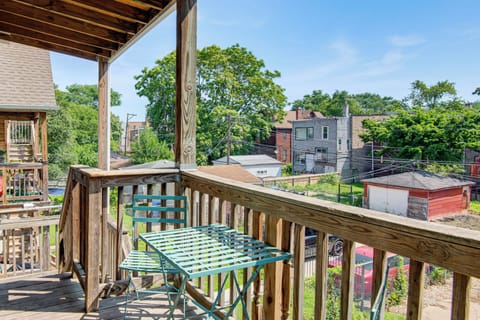 Private Balcony w/ Dining Table