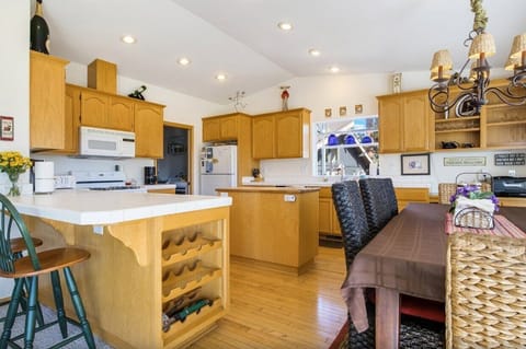 Kitchen & Diniing Area