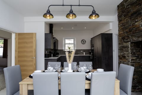 Family-Friendly Entertaining Space - Large open kitchen and dining area with fresh, modern décor. Ideal for gatherings, long stays and group meals