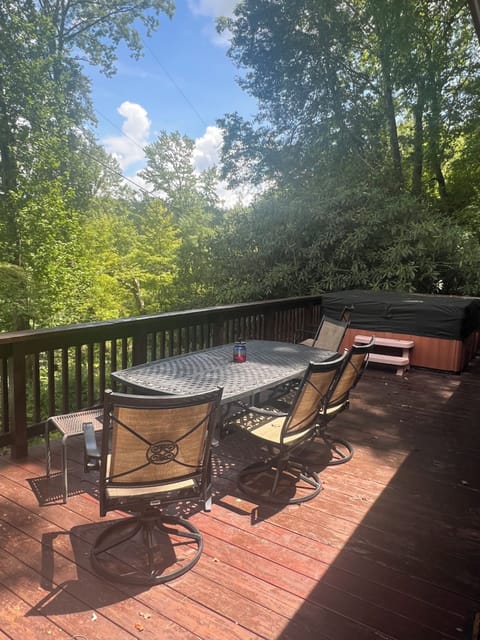 Outdoor dining with Hot Tub
